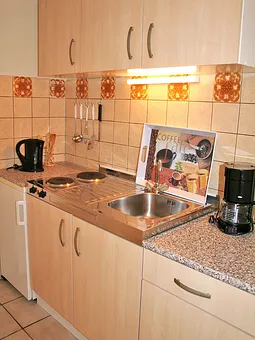 Küche mit 2-Plattenherd, Küchlschrank, Kaffeemaschine & Co