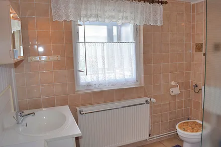 Bad mit Dusche und WC