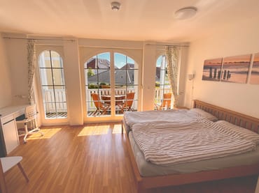 Schlafzimmer mit Zugang zum Balkon