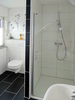 Bad mit Dusche und WC
