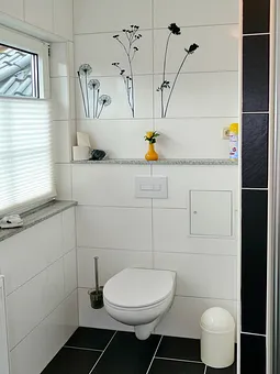 Bad mit Dusche und WC