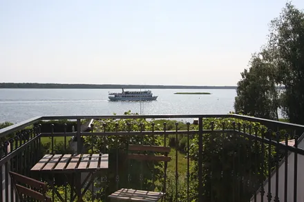 Blick von der Terrasse und aus dem Wohnzimmer