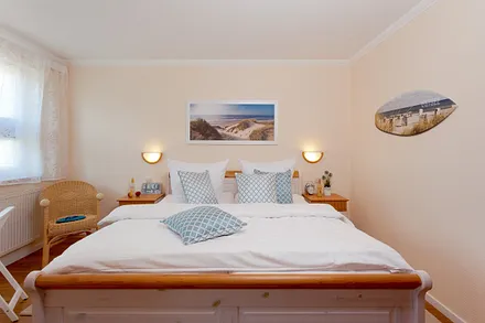 Schlafzimmer mit Doppelbett