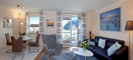 Wohn- und Essbereich mit angrenzendem Balkon