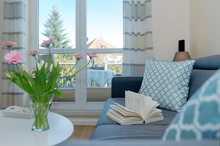 Wohnbereich mit angrenzendem Balkon