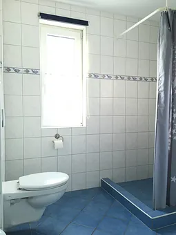 Typ 1/2 - Dusche, Waschbecken, WC, Fön, Fenster, Fußbodenheizung