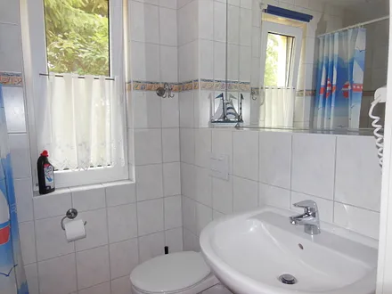 Typ 1/1 - Bad mit Dusche, Waschbecken, WC, Fön, Fenster, Füßbodenheizung