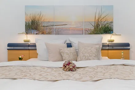 Schlafzimmer mit Doppelbett