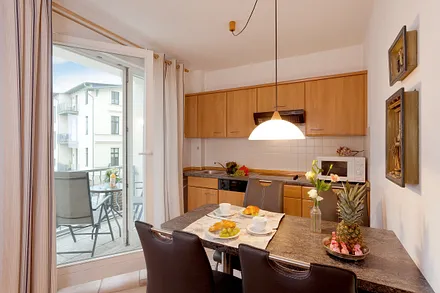 Ess- und Kochbereich mit angrenzendem Balkon