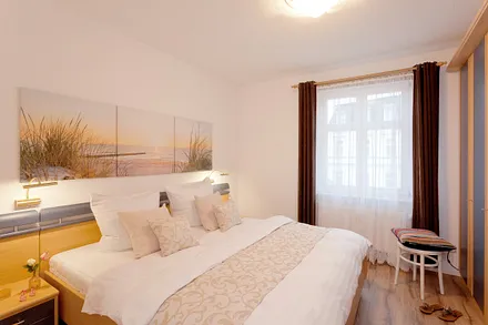 Schlafzimmer mit Doppelbett