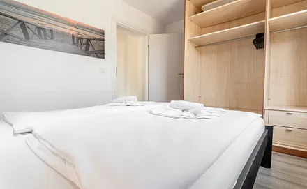 Schlafzimmer mit Doppelbett