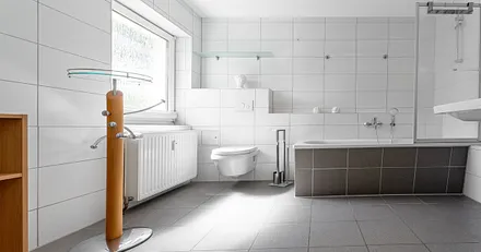 Bad mit Wanne und WC