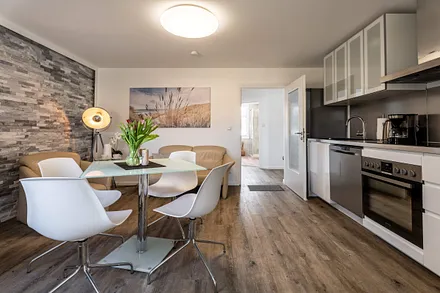 Wohnzimmer mit Küchenzeile und Essecke