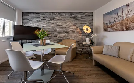 Wohnzimmer mit Küchenzeile und Essecke