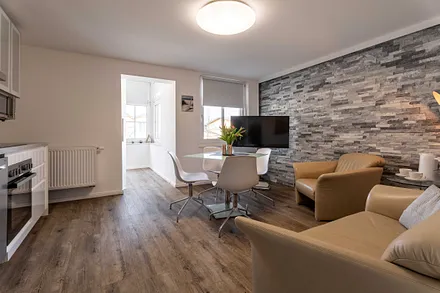 Wohnzimmer mit Küchenzeile und Essecke