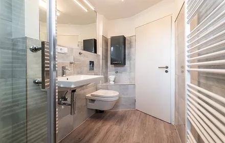 modernes Bad mit Dusche und WC