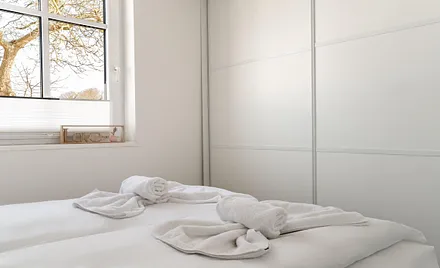 Schlafzimmer mit Doppelbett