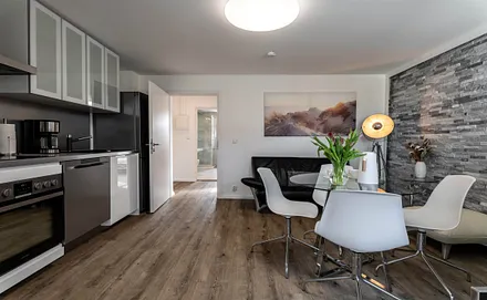 Wohnzimmer mit moderner Küche und Bio-Kamin