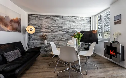 Wohnzimmer mit moderner Küche und Bio-Kamin