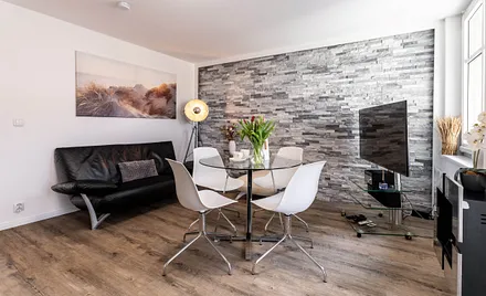 Wohnzimmer mit moderner Küche und Bio-Kamin