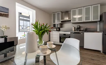 Wohnzimmer mit moderner Küche und Bio-Kamin