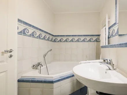 Badezimmer im Obergeschoss mit Badewanne, Dusche und WC