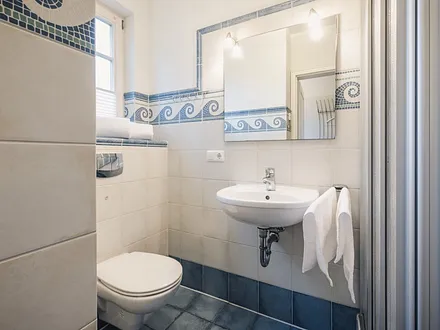 Badezimmer im Erdgeschoss mit Dusche und WC