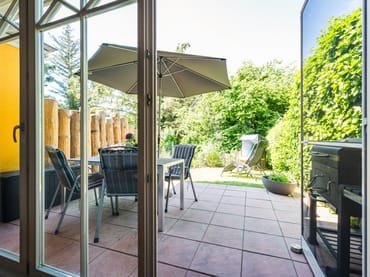 Terrasse mit Esstisch und Grill