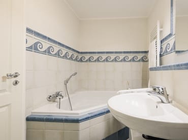 Badezimmer mit Wanne und Dusche im OG