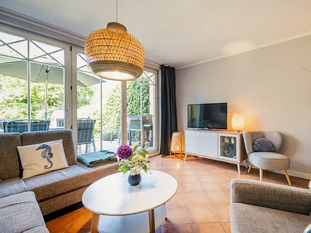 Wohnbereich mit gemütlicher Sitzecke und Kamin