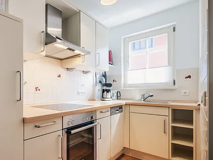 Vollausgestatte Küche mit Spülmaschine