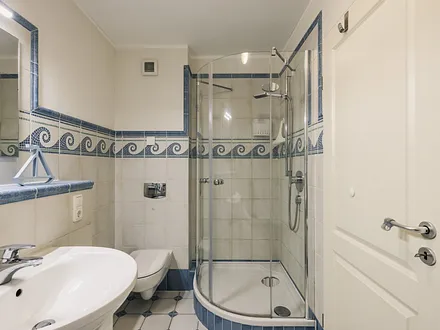 Badezimmer im Obergeschoss mit Badewanne, Dusche und WC