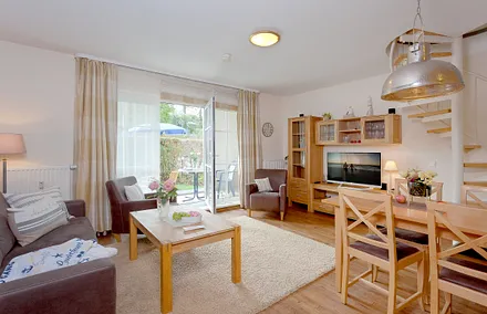 Ess- und Wohnbereich mit angrenzender Terrasse