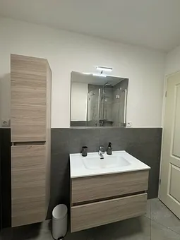 Waschtisch mit praktischen Fächern