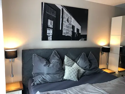 Schalfzimmer mit geräumigen Kleiderschrank