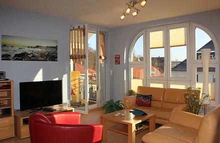 Wohnraum mit dem einem Balkon und dem Studiofenster