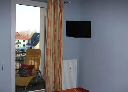 Schlafzimmer mit TV und DVD