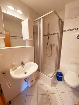 Badezimmer mit Dusche