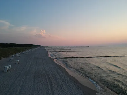 Blick den Strand entlang, Richtung Seebrücke
