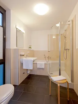 Bad mit Dusche und Badewanne