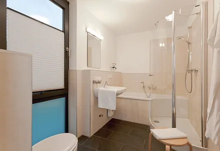 Bad mit Dusche und Badewanne