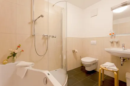 Bad mit Dusche und Badewanne