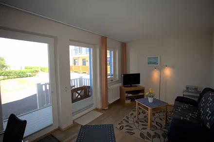 Wohnzimmer mit Küchenzeile und Essplatz. Davor die Frühstücksterrasse.