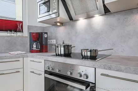 Küche mit Herd und Mikrowelle