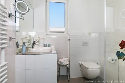 Bad mit Waschtisch, Handtuchtrockner