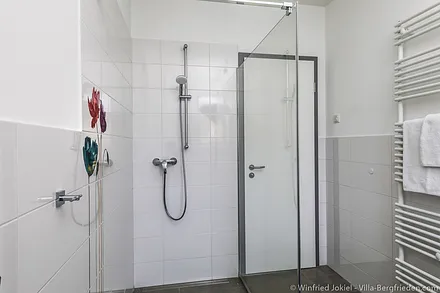 Bad mit Dusche und Glastrennwand