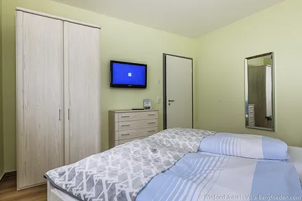 Schlafzimmer 1 mit Fernseher