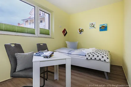 Schlafzimmer 2 mit Tisch und 2 Stühle