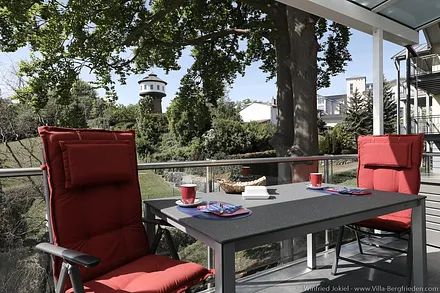 Sonniger Südbalkon mit Sitzgruppe