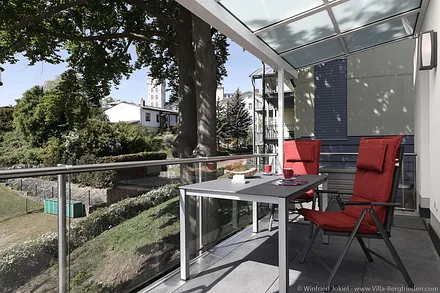 Sonniger Südbalkon mit Überdachung